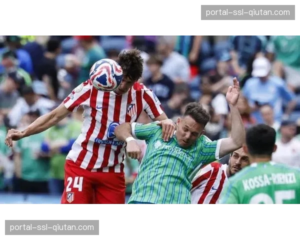 特写：维拉门将大马丁手抛球直接策动进攻，完成从门线压迫到进球的10秒转换